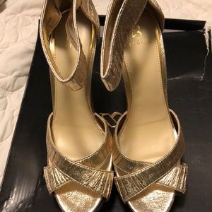 Gold platform Shoe Dazzle shoe